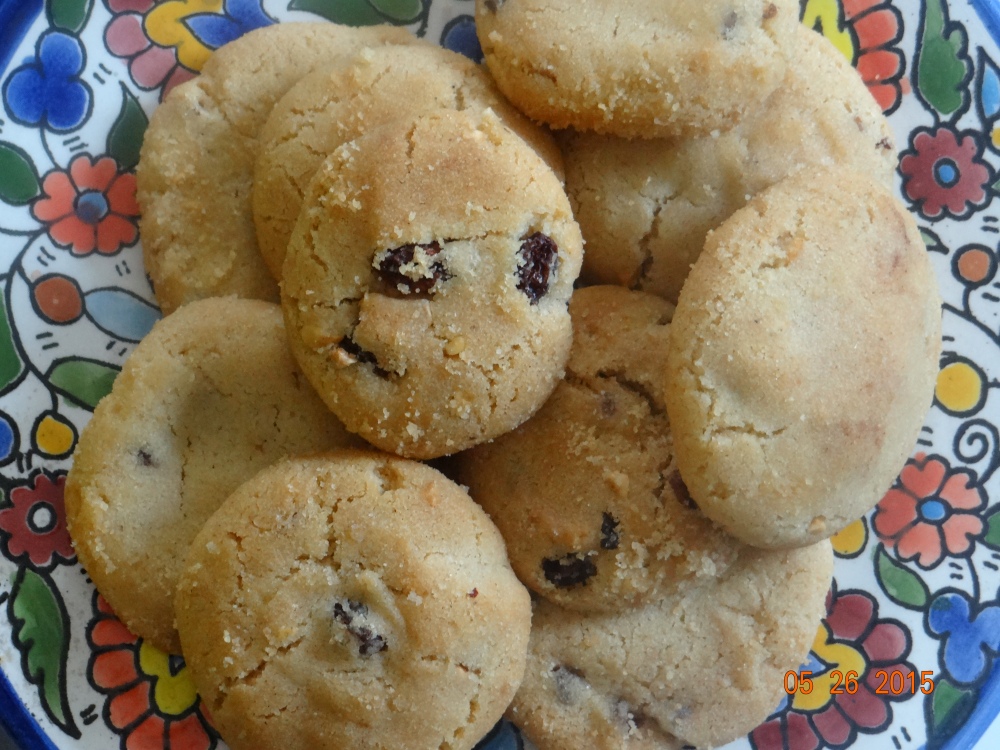 Egyptian cookies with cinnamon and raisins